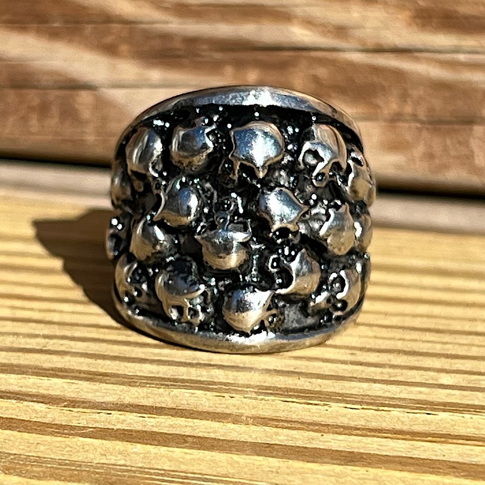 - Multi-skull Wide Ring! NEW! - Picture 6 of 10